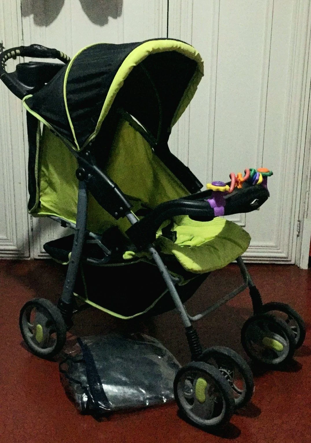 Venta de coches, sillas de carro y portabebés en Usaquén, Bogotá: Coche para bebé Infanti verde y negro — Colombia Move