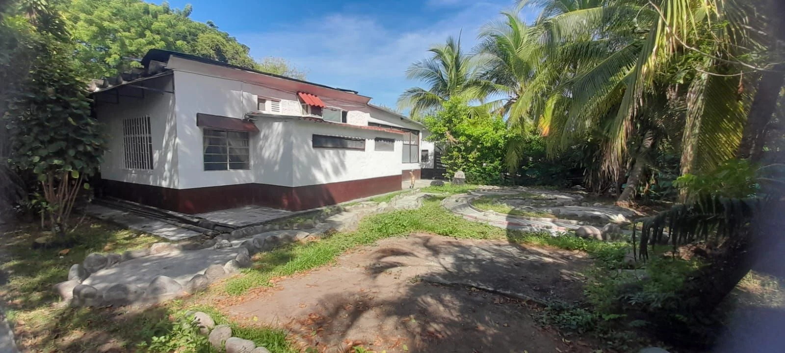 Venta de casa campestre en Espinal, Tolima: Casa campestre de una planta con amplio jardín, porcícola y piscícola — Colombia Move