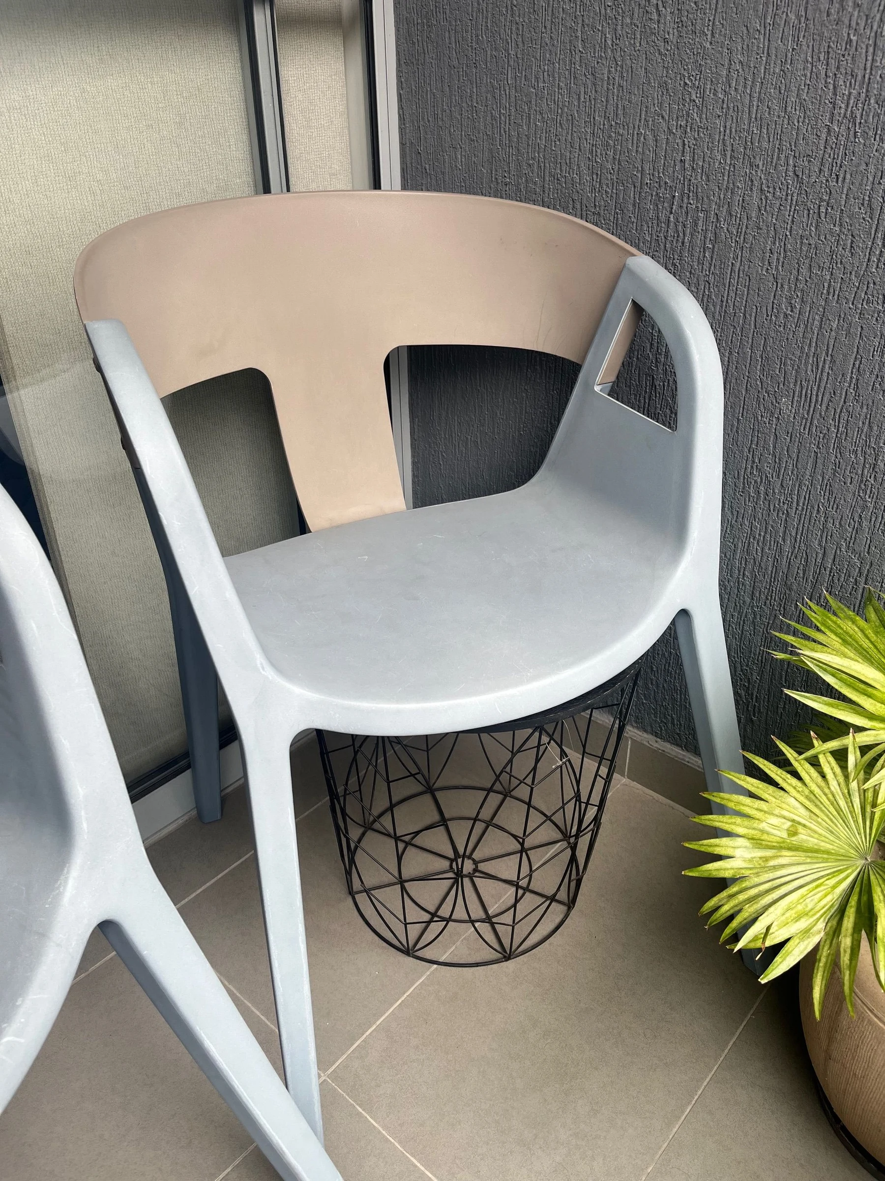 Venta de mesas y sillas en El Poblado, Medellín: Sillas de plastico en buen estado — Colombia Move