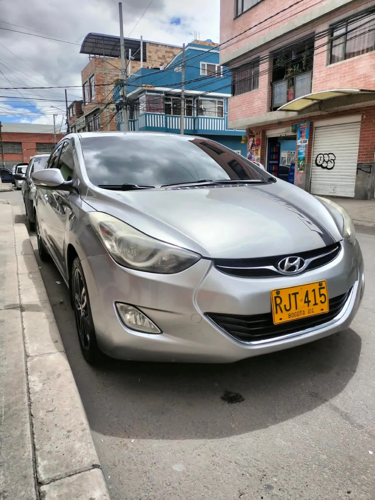 Venta de carros en Bogotá: Hyundai Elantra 2012 1.8 mecánico gris 96.000 km gasolina — Colombia Move