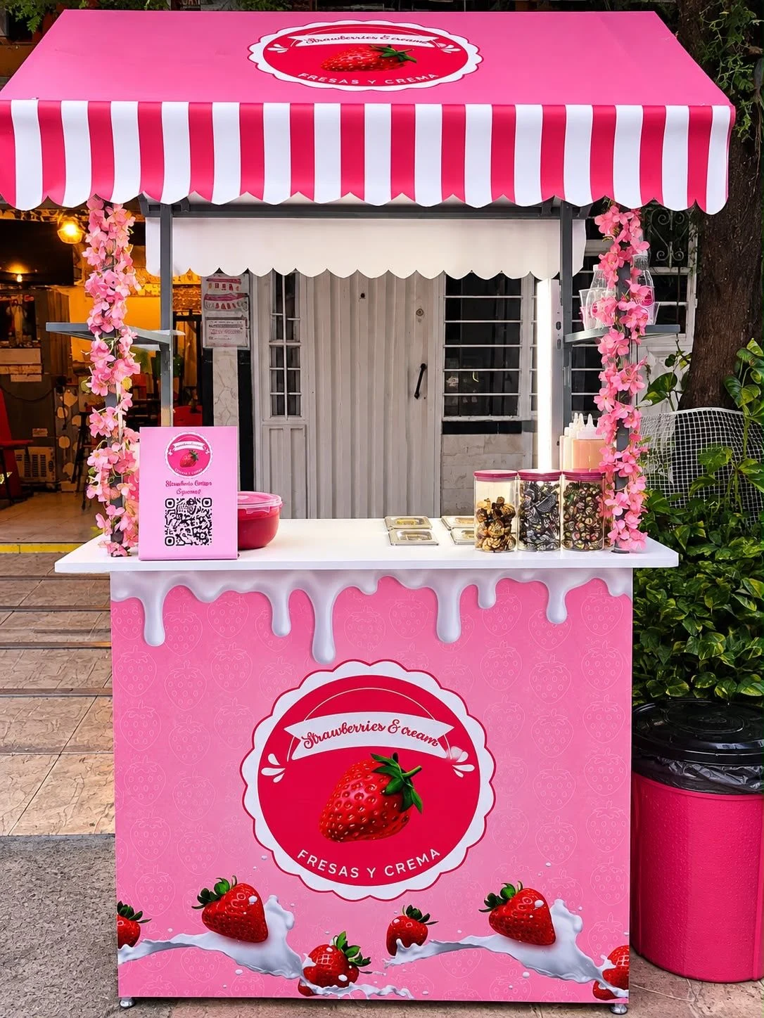 Venta de otro alimento en Cali: Carro de fresas con crema — Colombia Move