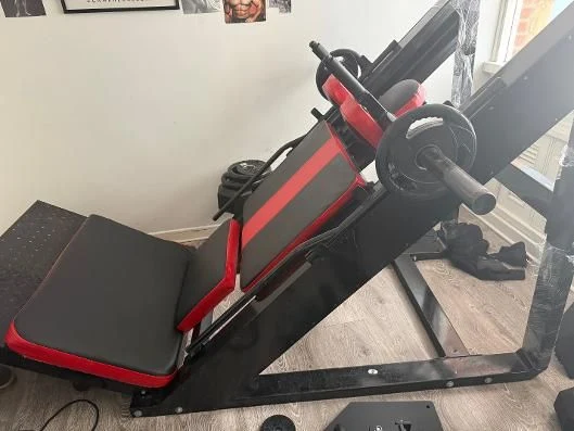 Venta de deportes y fitness en Nogal, Bogotá: Máquina de prensa de piernas 45° y hack squat con discos en venta — Colombia Move