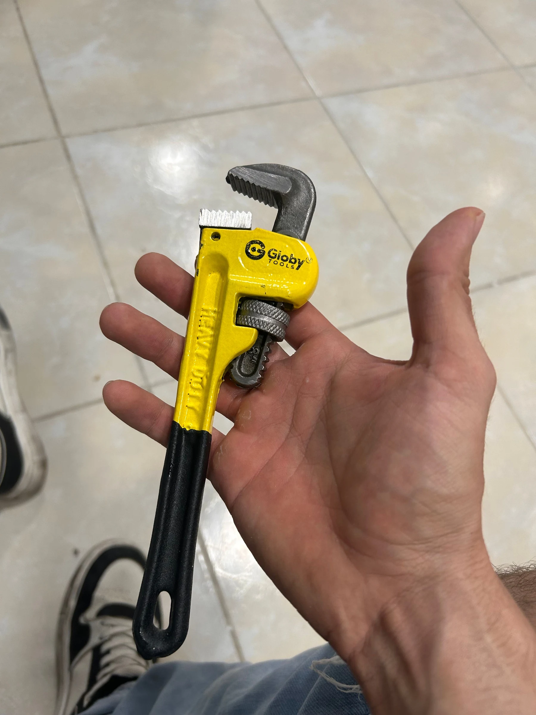 Venta de repuestos y accesorios en Floridablanca: Llave de tubo tipo stillson Gioby Tools amarilla — Colombia Move