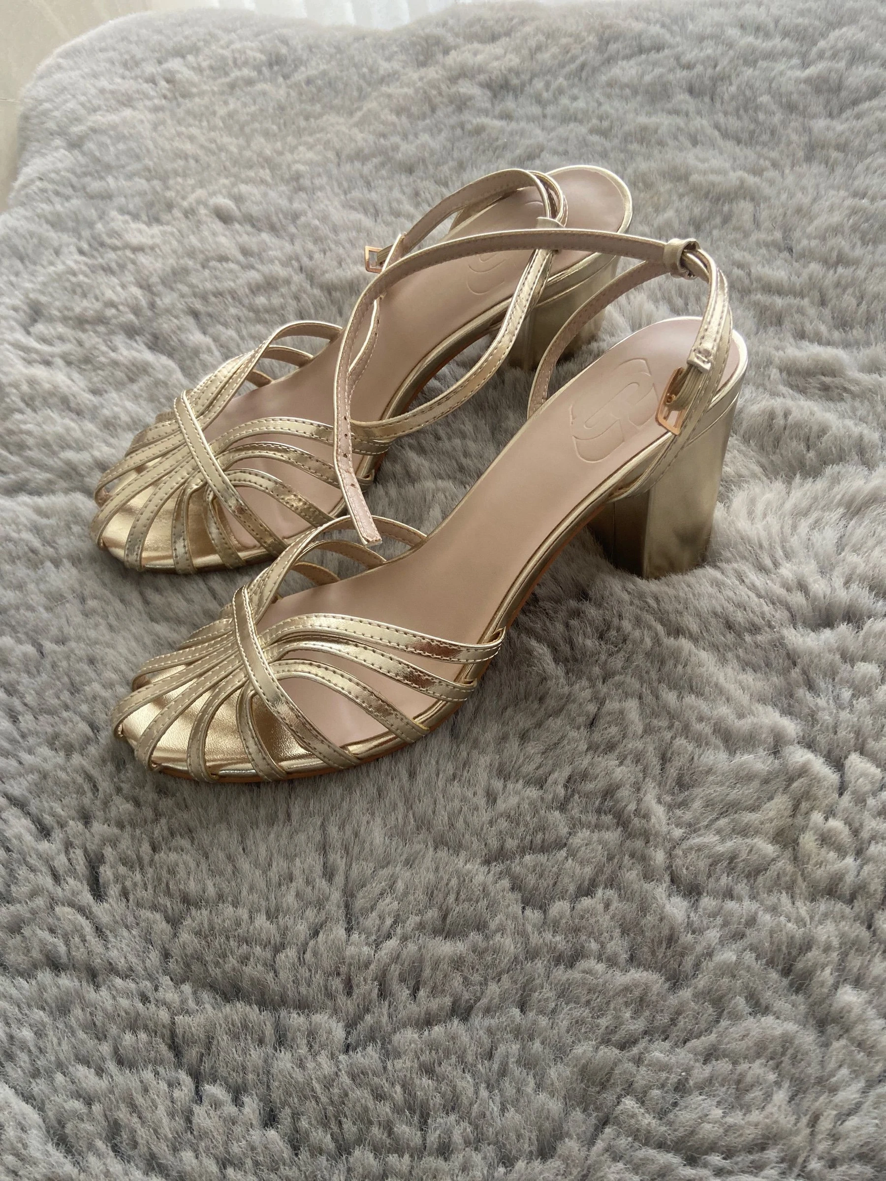 Venta de zapatos y calzado en Cali: Sandalias doradas de tacón ancho con tiras en venta — Colombia Move
