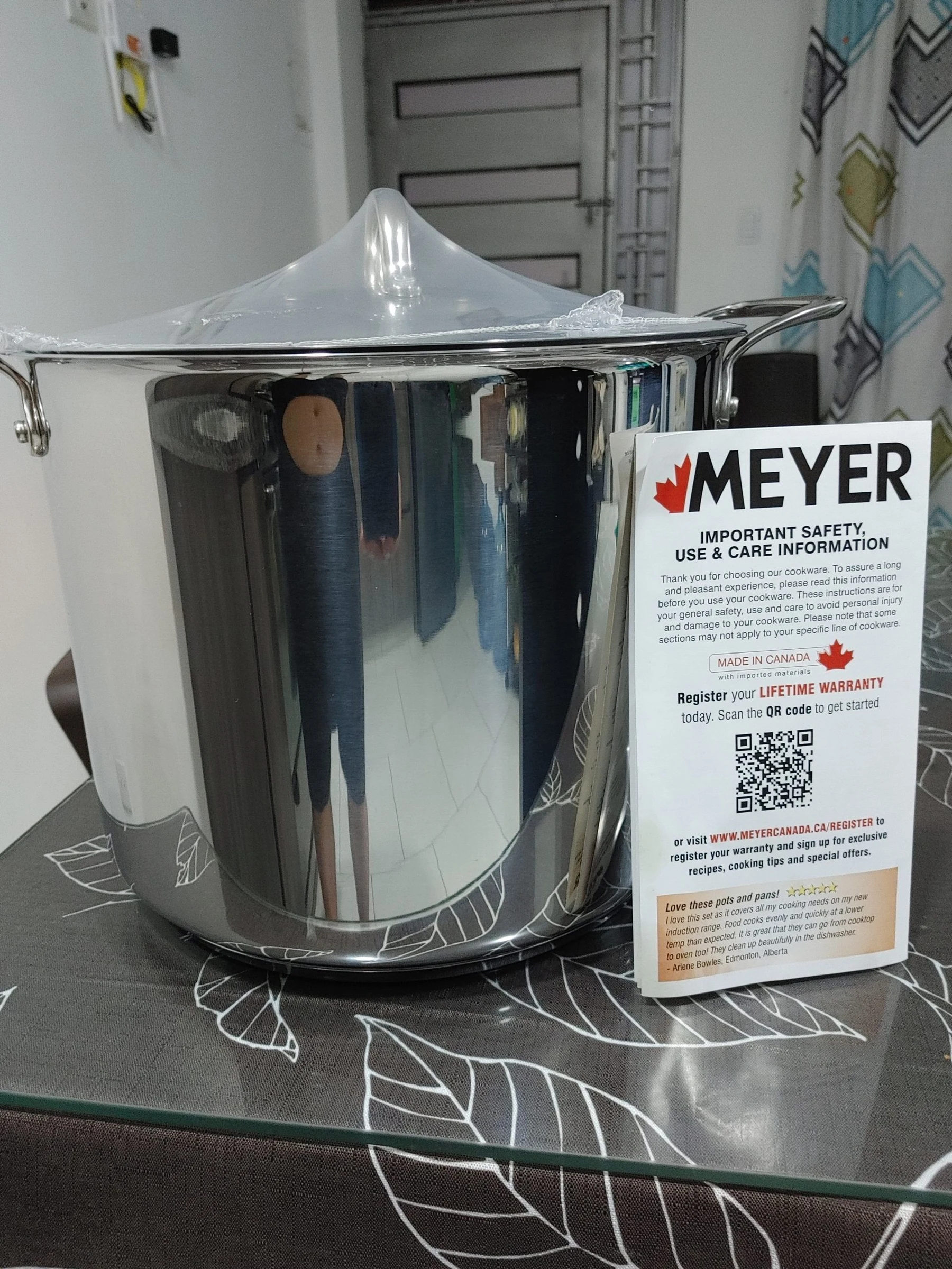 Olla de Aluminio con base reforzada que distribuye el calor uniformemente, cocinando sus alimentos muy bien. P